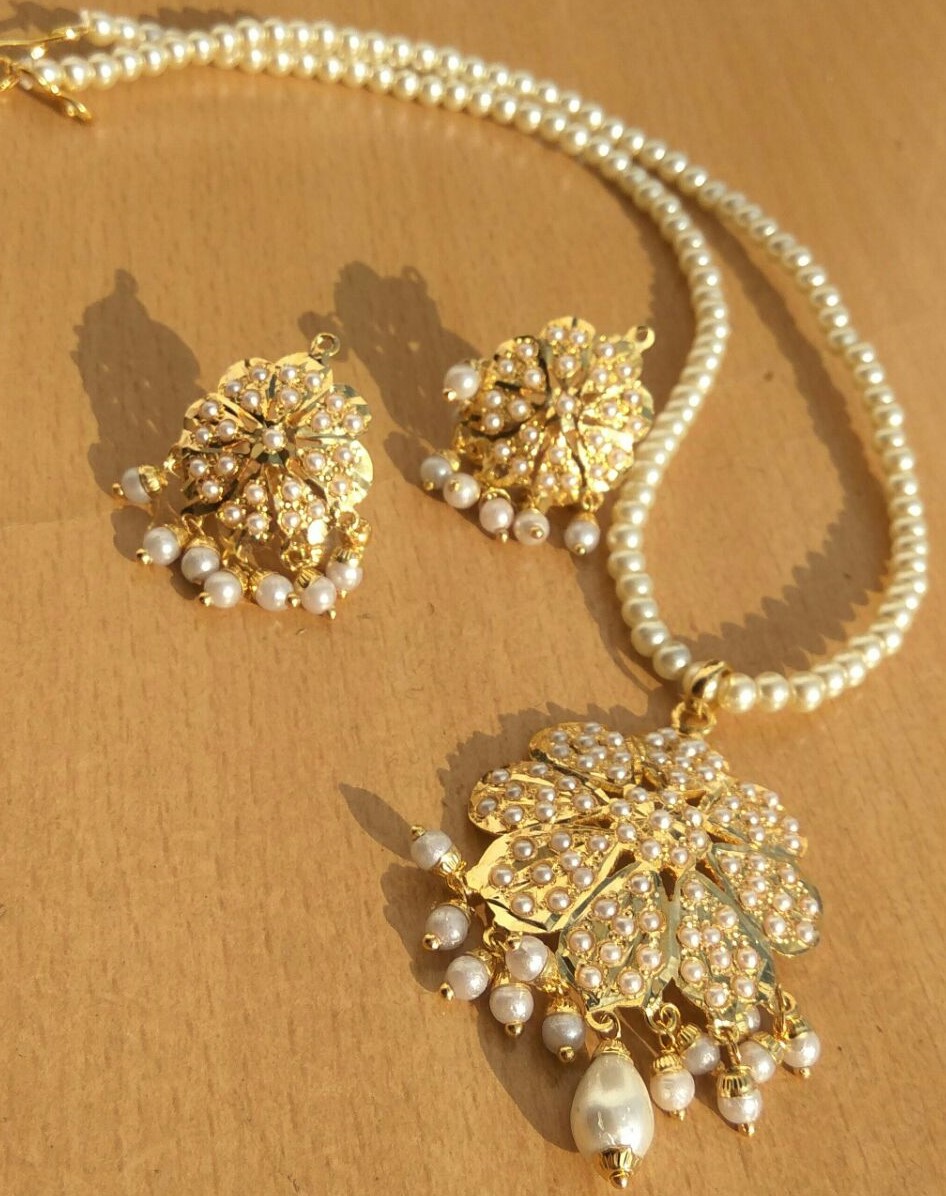 Gold pendant set with shop pearl